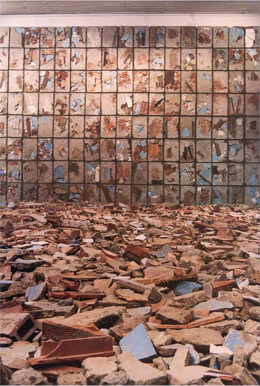 El reino de este mundo — Detail of debris agglomerated in blocks