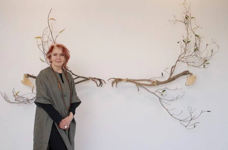 Encuentros con seres notables — Sculpture carved on branch
