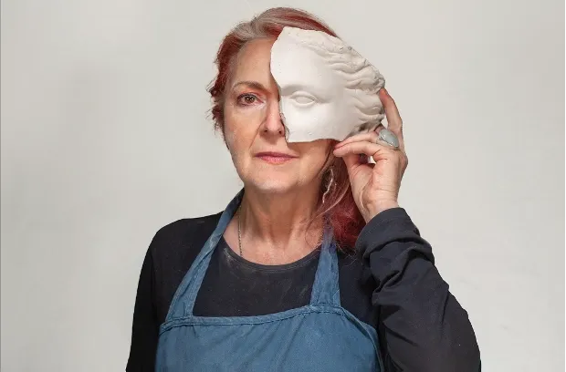 Ensayo autorretrato — Destruction of a Venus de Milo mask