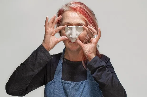 Ensayo autorretrato — Hands modeling an arm connected to a frailejon