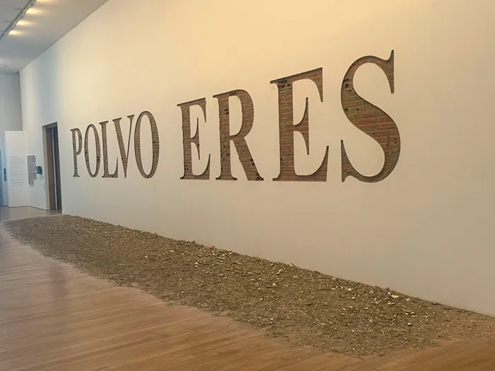 Encuentros en la fábrica de polvo — Vista de instalación, MAMU 2024