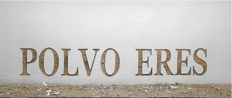 Polvo eres — Detail of carved letters