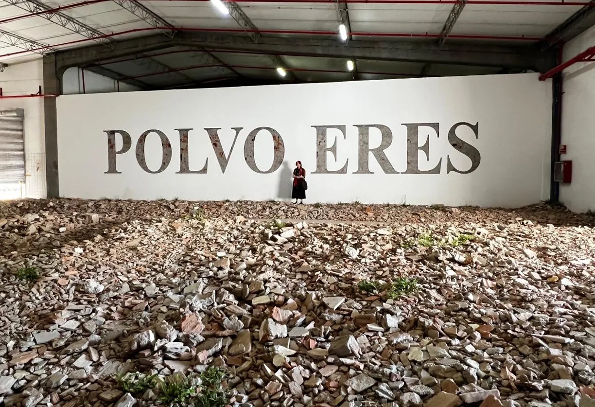 Polvo eres — Dust accumulation at the base of the wall