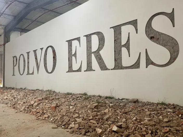 Polvo eres — Detail of carving process