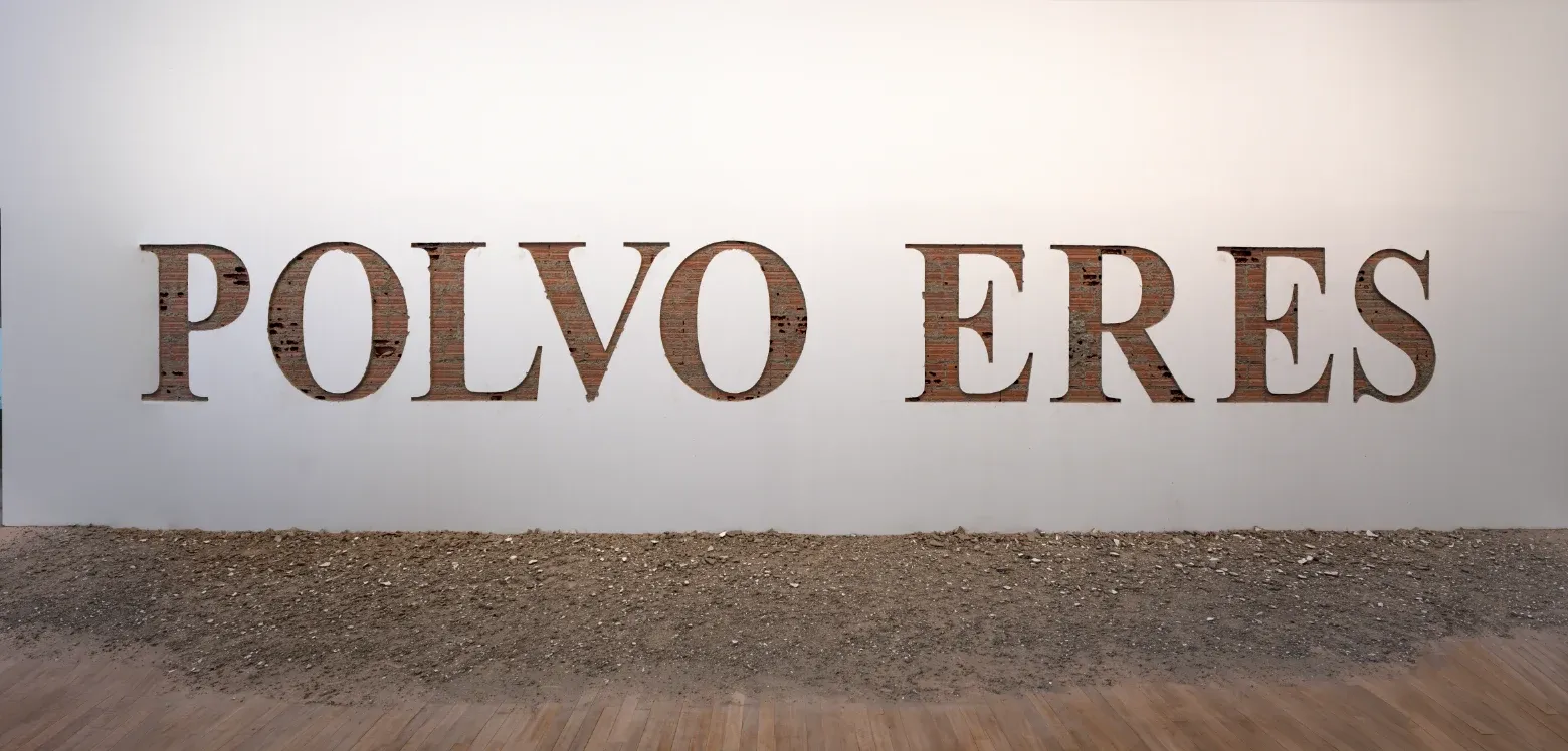 Polvo eres — María Elvira Escallón