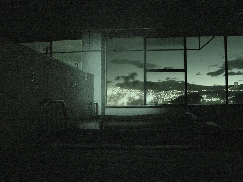 En estado de coma — Recorridos nocturnos, sala en penumbra